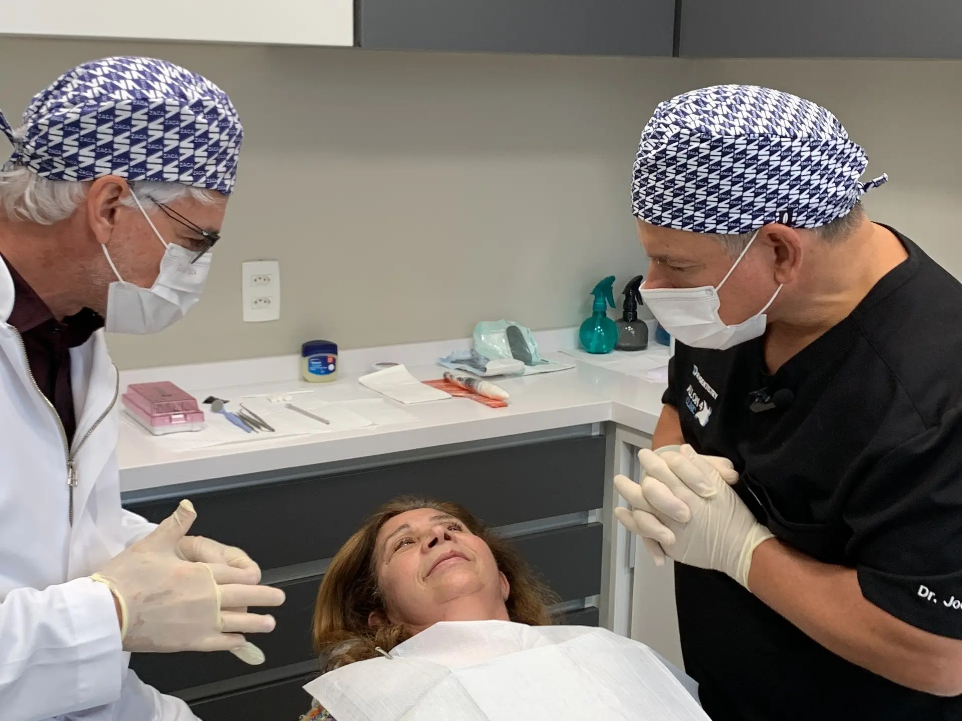 Dr. Jan Peter Ilg and one of the participants with the patient before the surgery