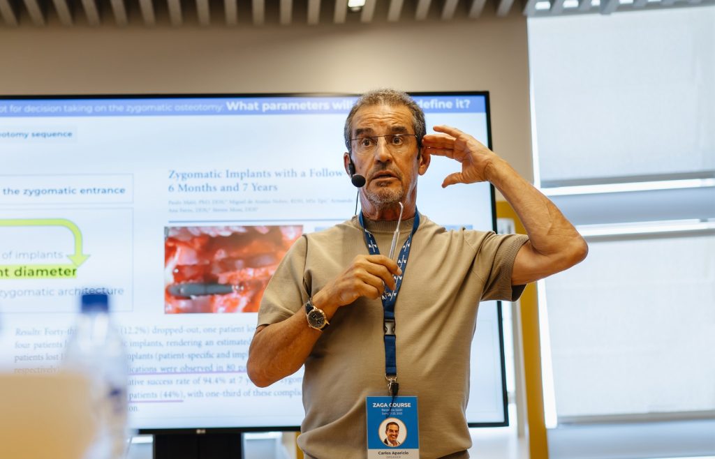 Dr. Aparicio in a lecture in a ZAGA Course