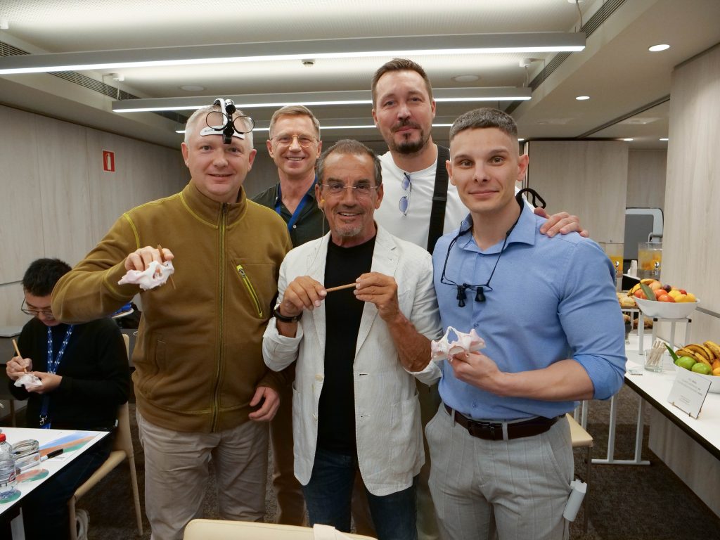 Dr.Aparicio with participants holding 3D Models