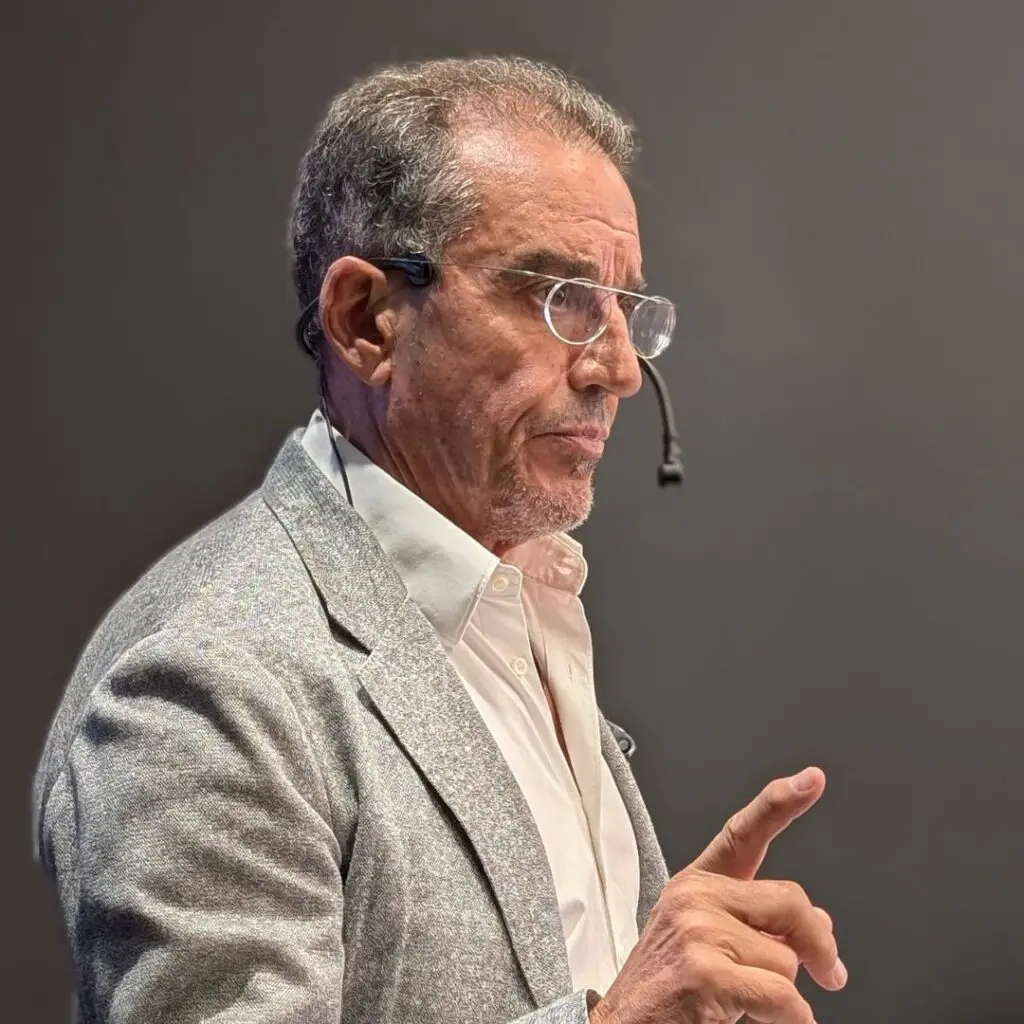 Dr. Carlos Aparicio during the ZAGA Theory session